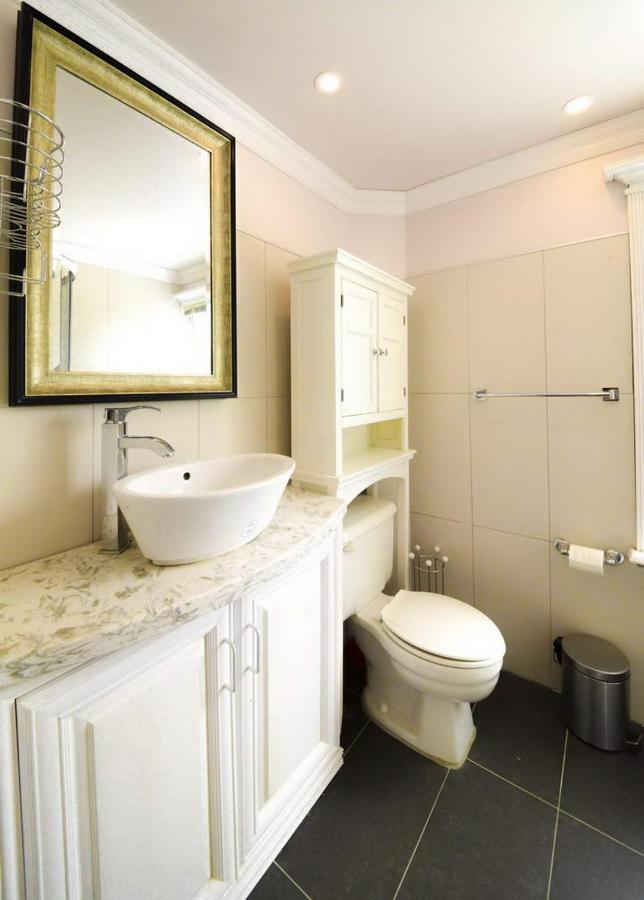 Salmon Magwood Guesthouse Toronto Bagian luar foto